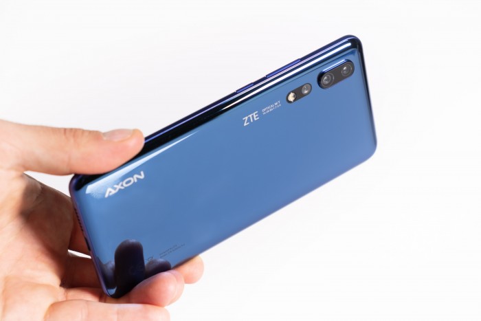 Die Hauptkamera besteht aus einer Weitwinkelkamera, einer Superweitwinkelkamera und einer Telekamera. (Bild: Heiko Raschke/Golem.de)